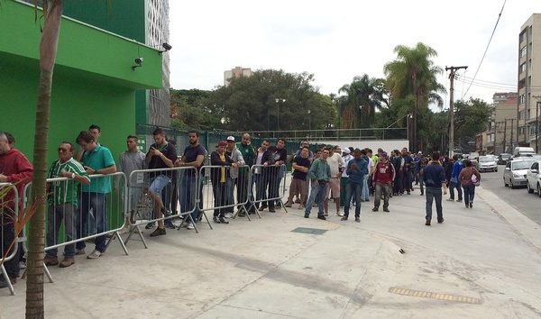 Fila torcedores palmeiras